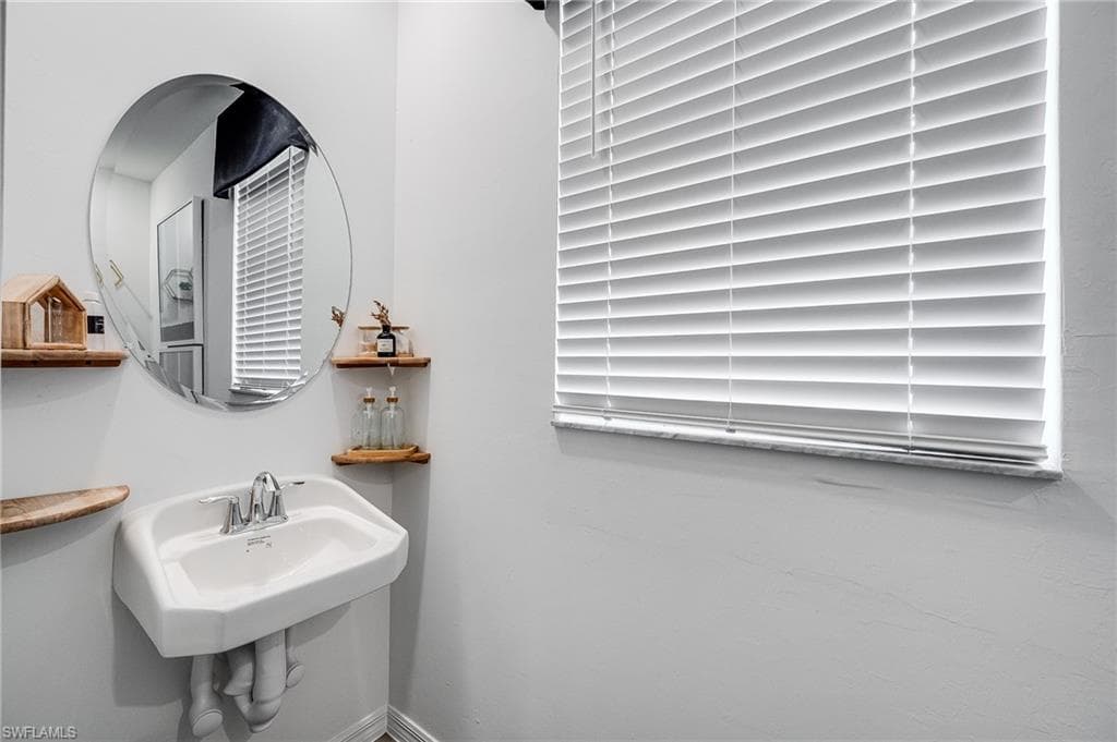 2318 Avocado Ln, Naples, FL 34120-38