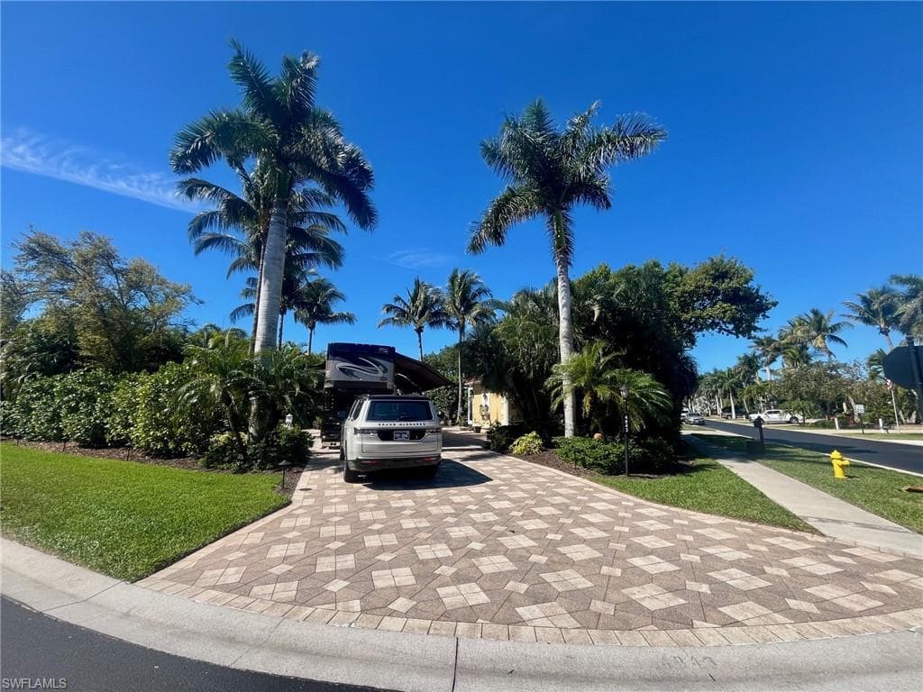 4843 Carriage Ct, Naples, FL 34114-1