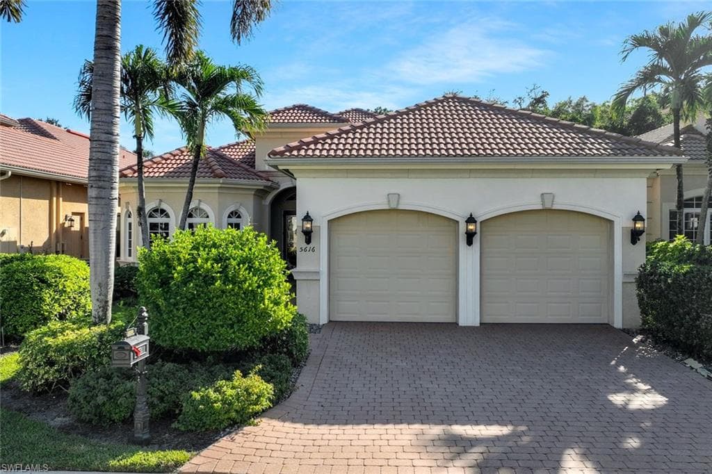 5616 Hammock Isles Dr, Naples, FL 34119-4