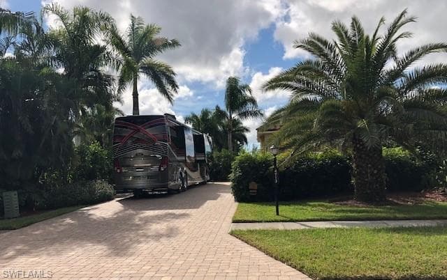 4713 Southern Breeze Dr, Naples, FL 34114-1