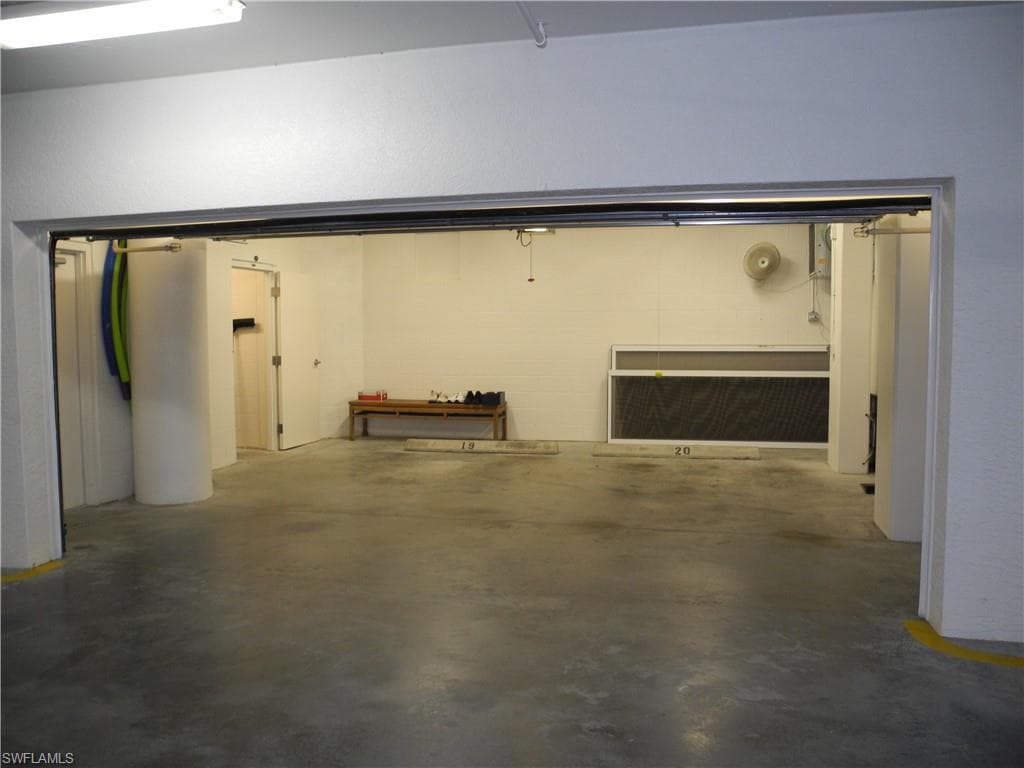 445 Cove Tower Dr 1702, Naples, FL 34110-9