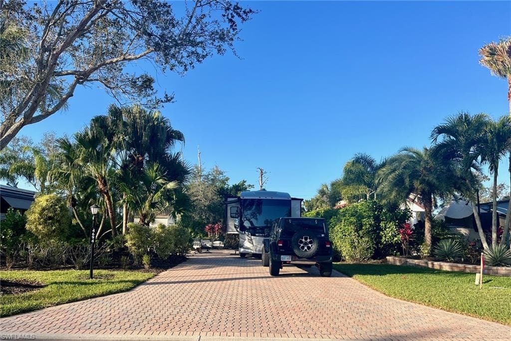 4694 Southern Breeze Dr, Naples, FL 34114-1