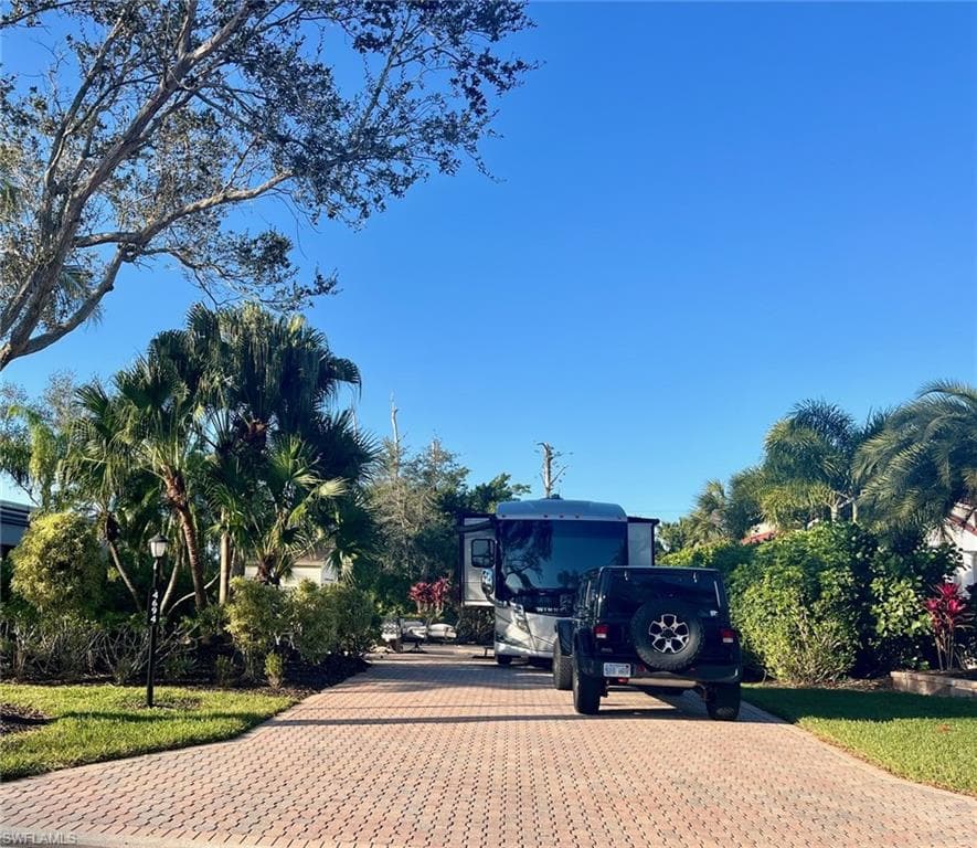 4694 Southern Breeze Dr, Naples, FL 34114-2