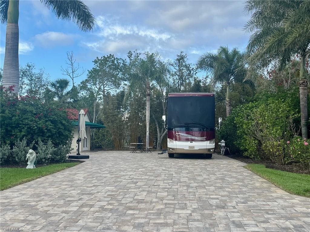4710 Southern Breeze Dr, Naples, FL 34114-1