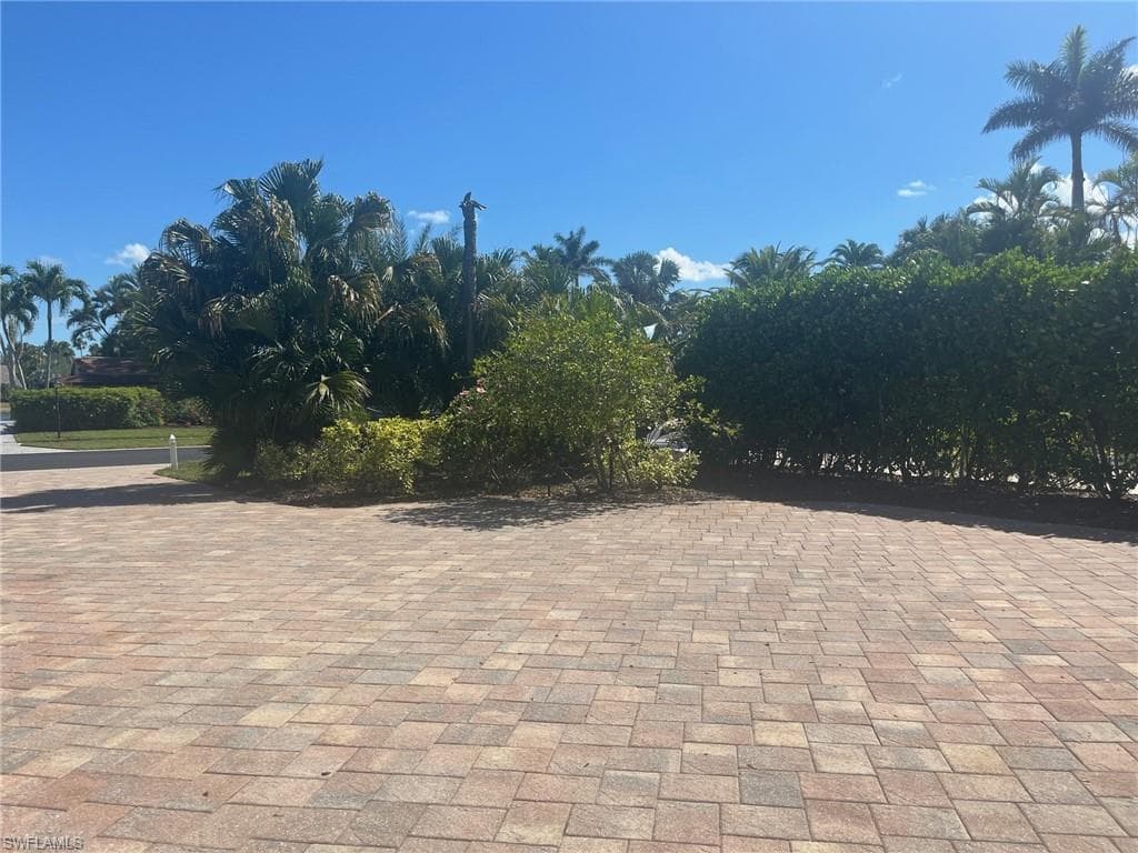 4750 Southern Breeze Dr, Naples, FL 34114-2