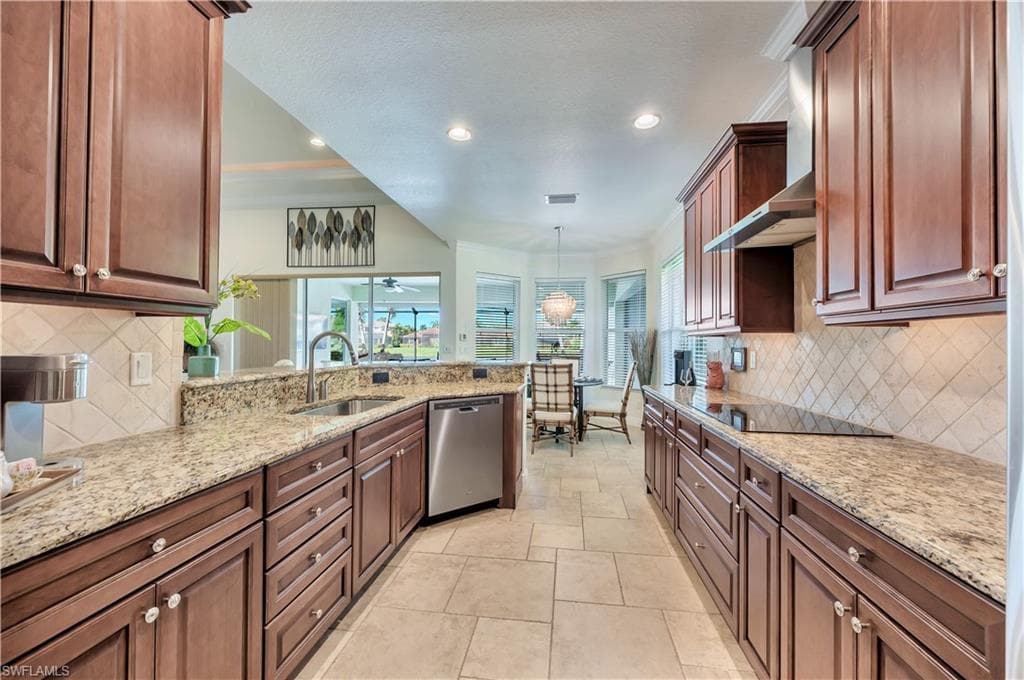 7802 Martino Cir, Naples, FL 34112-15