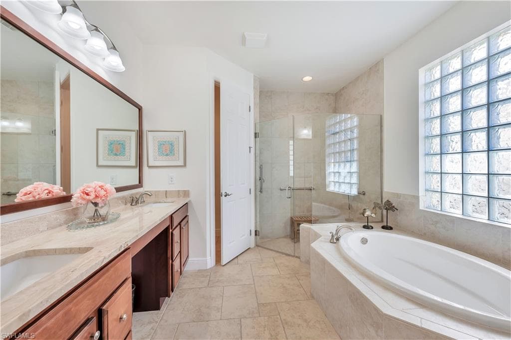 7802 Martino Cir, Naples, FL 34112-20