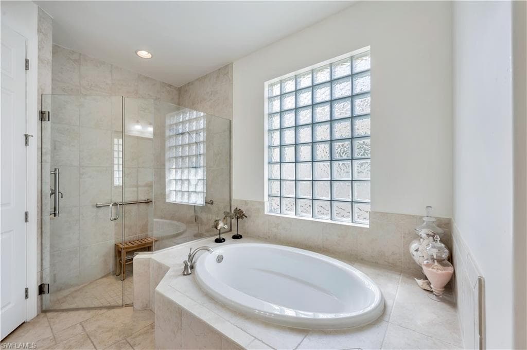 7802 Martino Cir, Naples, FL 34112-21