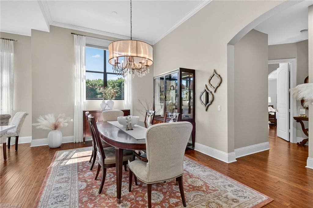 990 Tivoli Ct, Naples, FL 34104-8