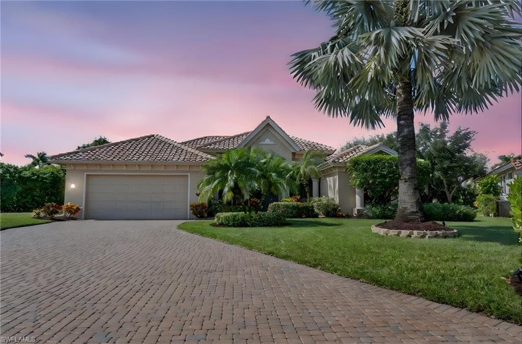 990 Tivoli Ct, Naples, FL 34104-1
