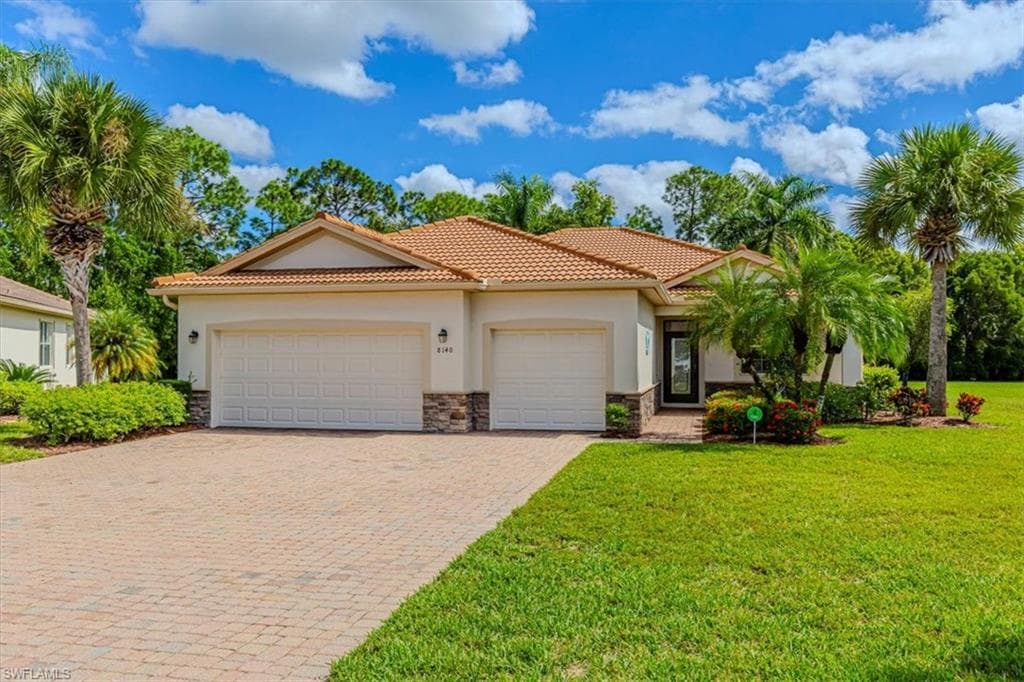 8140 Monticello Ct, Naples, FL 34104-1