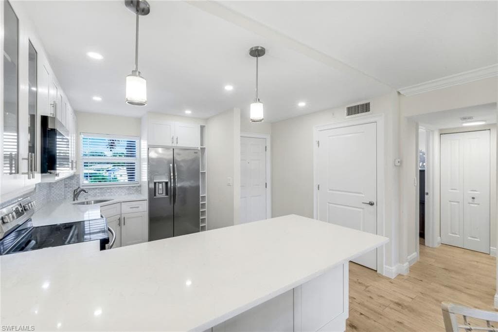 9 High Point Cir N 208, Naples, FL 34103-10