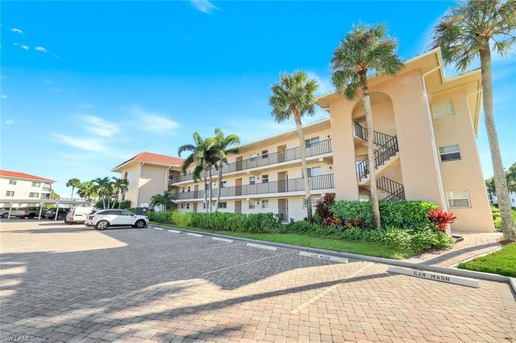 9 High Point Cir N 208, Naples, FL 34103-31