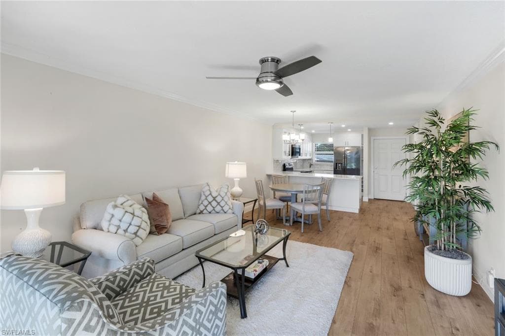 9 High Point Cir N 208, Naples, FL 34103-3