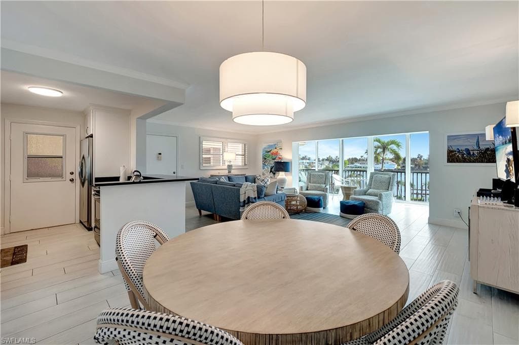 222 Harbour Dr 312, Naples, FL 34103-8