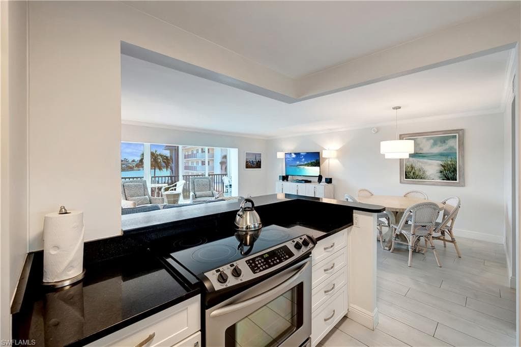 222 Harbour Dr 312, Naples, FL 34103-9