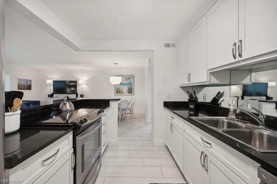 222 Harbour Dr 312, Naples, FL 34103-10