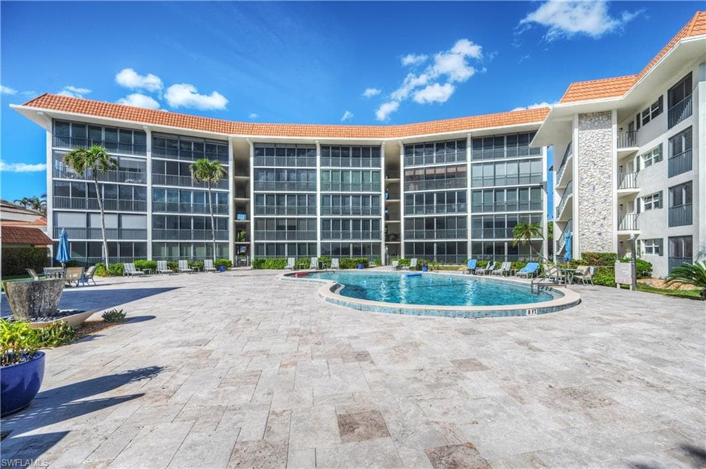 222 Harbour Dr 312, Naples, FL 34103-17