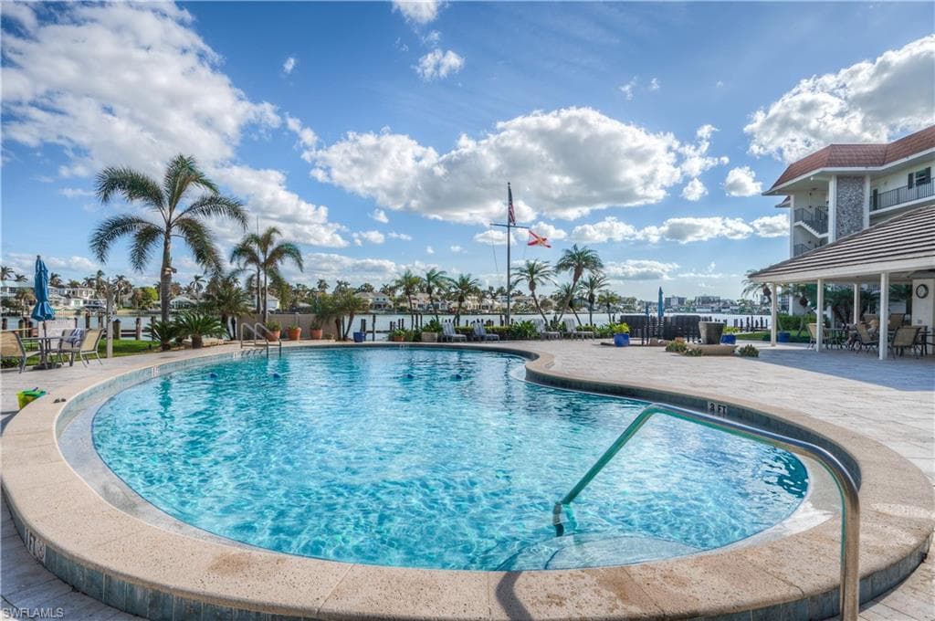222 Harbour Dr 312, Naples, FL 34103-19