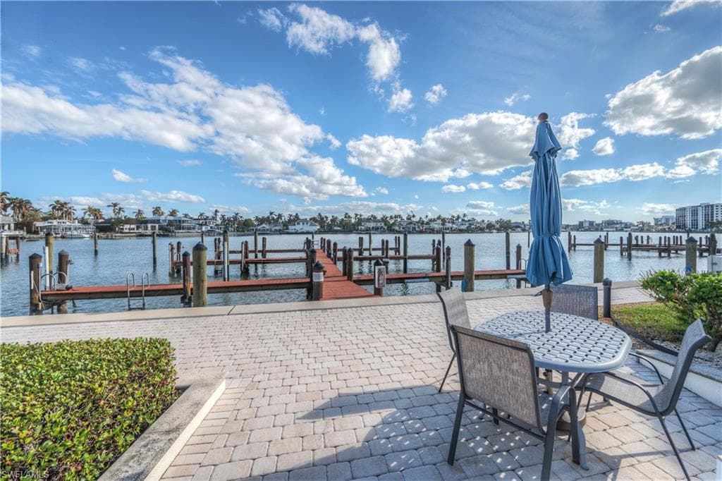 222 Harbour Dr 312, Naples, FL 34103-21