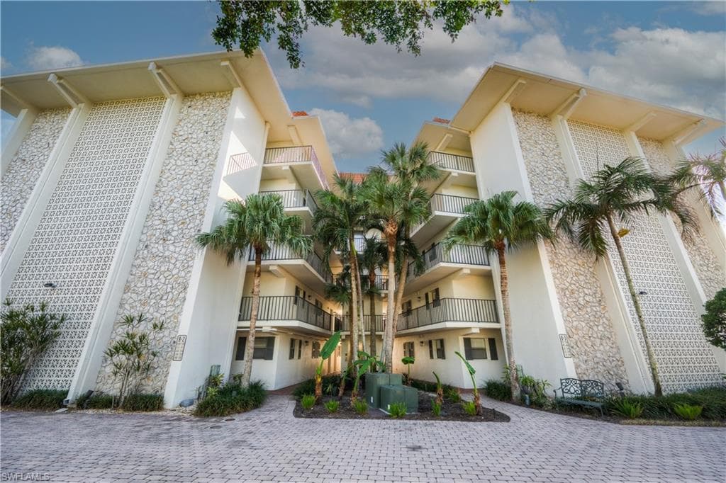 222 Harbour Dr 312, Naples, FL 34103-23
