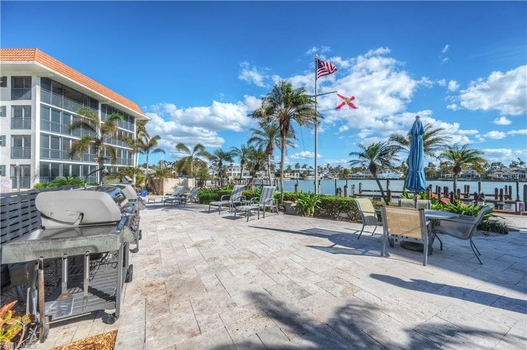 222 Harbour Dr 312, Naples, FL 34103-25