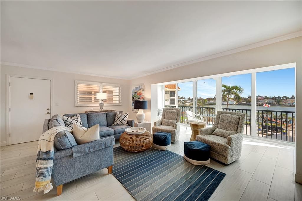 222 Harbour Dr 312, Naples, FL 34103-1