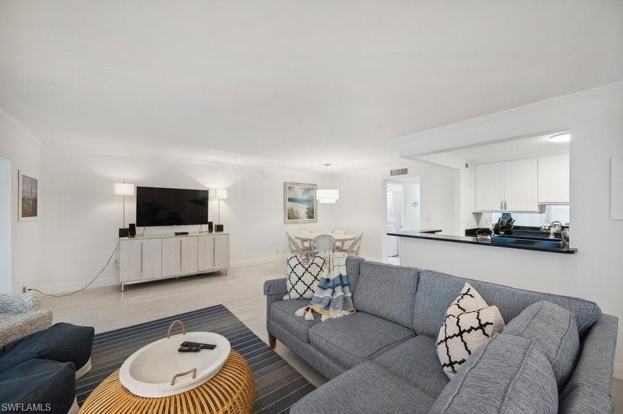 222 Harbour Dr 312, Naples, FL 34103-2