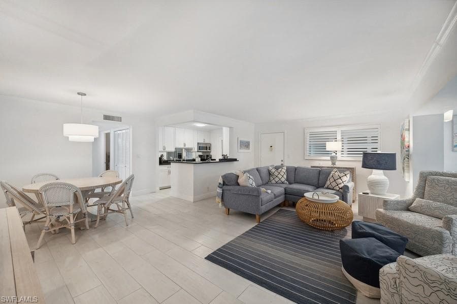 222 Harbour Dr 312, Naples, FL 34103-4