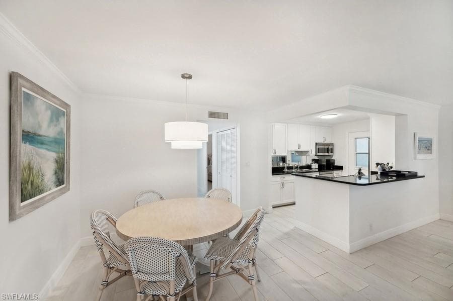 222 Harbour Dr 312, Naples, FL 34103-7