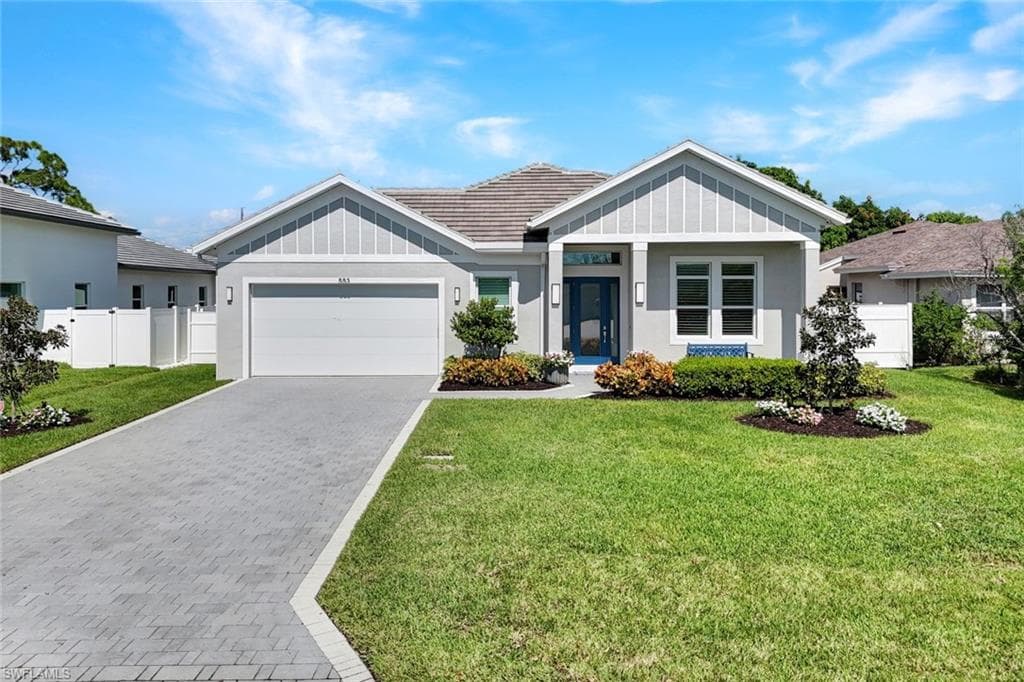 553 106th Ave N, Naples, FL 34108-1