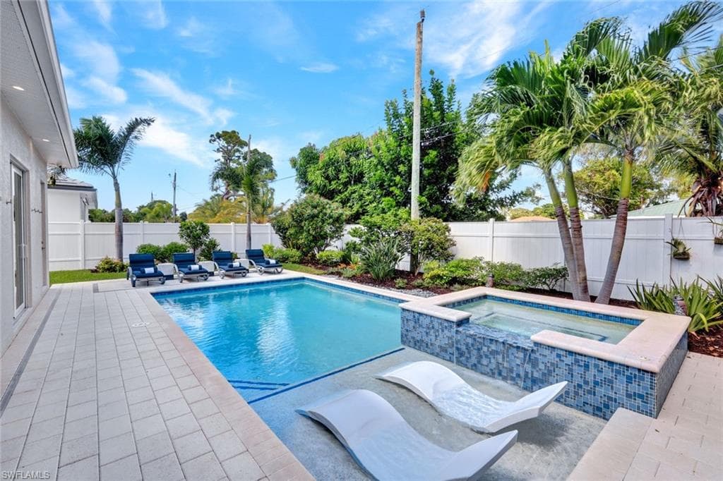 553 106th Ave N, Naples, FL 34108-2