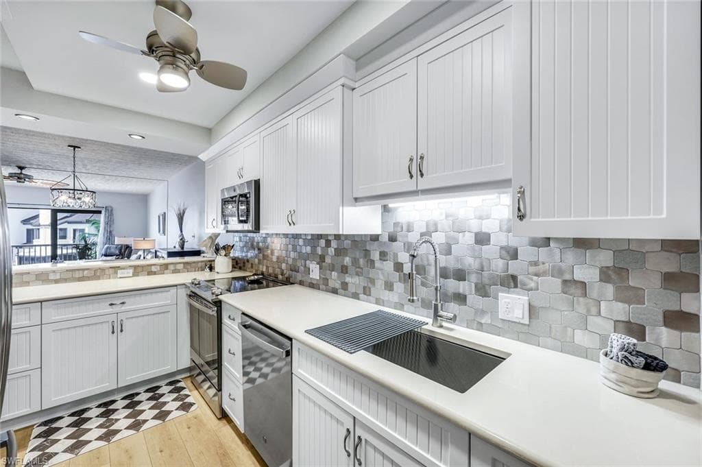 60 Pelican St W 407, Naples, FL 34113-9