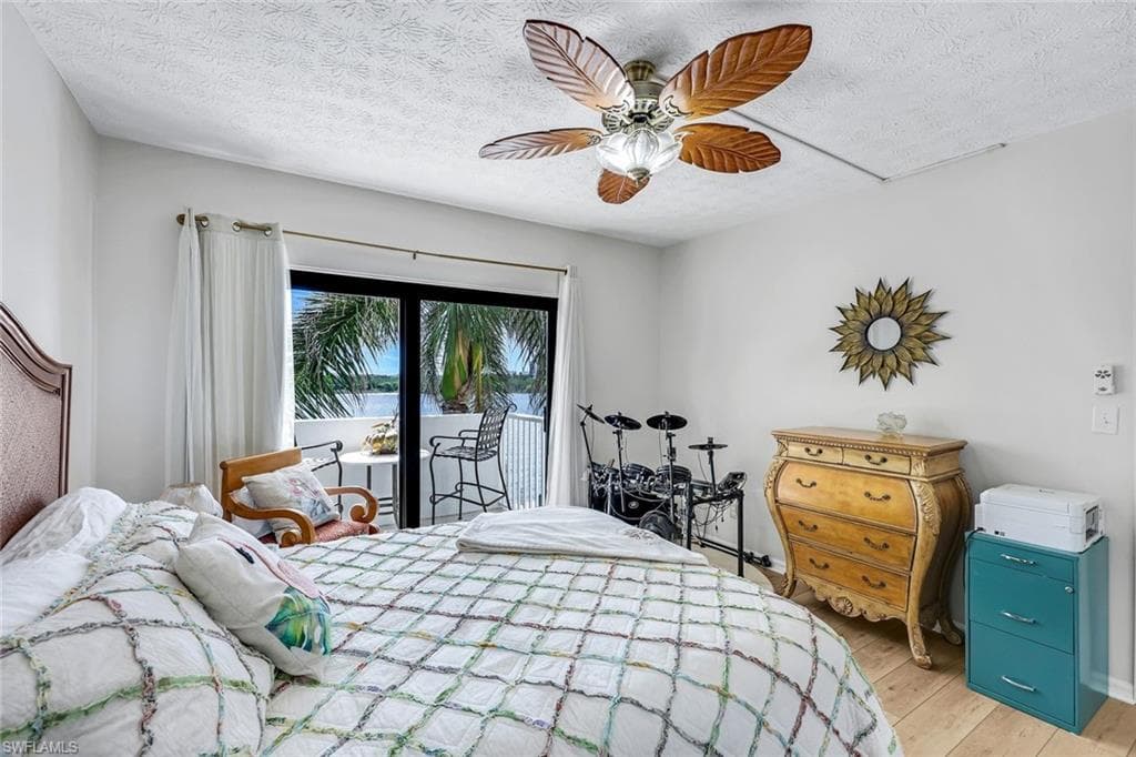 60 Pelican St W 407, Naples, FL 34113-16