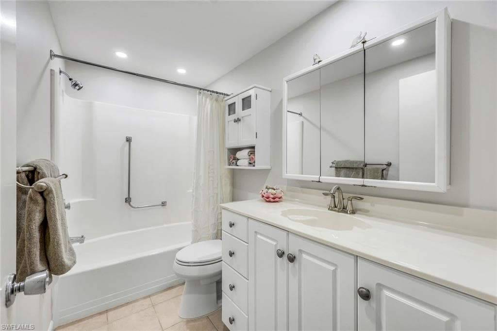 60 Pelican St W 407, Naples, FL 34113-17