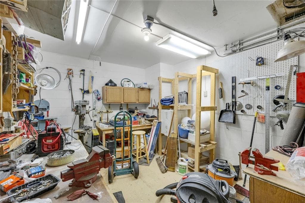 60 Pelican St W 407, Naples, FL 34113-18