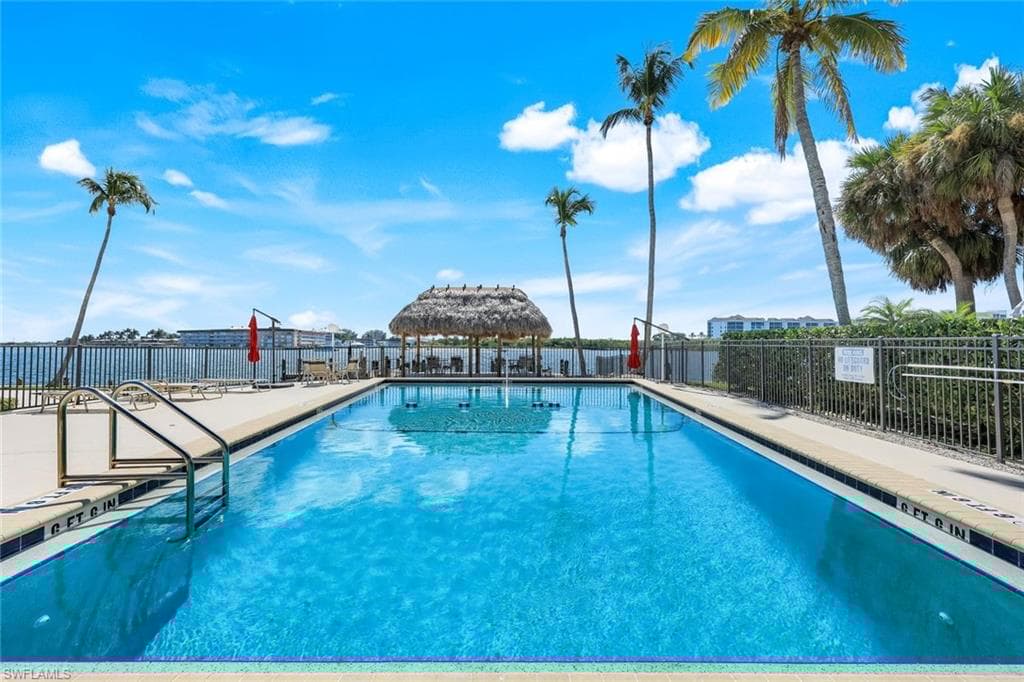 60 Pelican St W 407, Naples, FL 34113-23