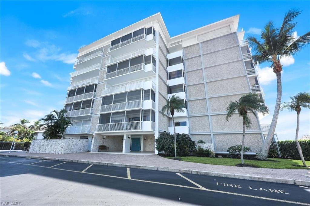 60 Pelican St W 407, Naples, FL 34113-25