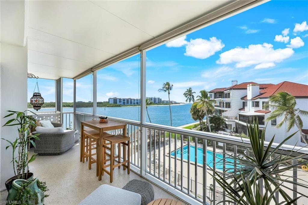 60 Pelican St W 407, Naples, FL 34113-4