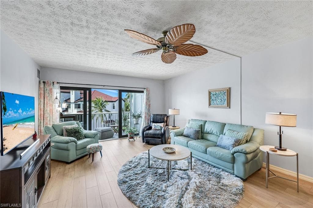 60 Pelican St W 407, Naples, FL 34113-5