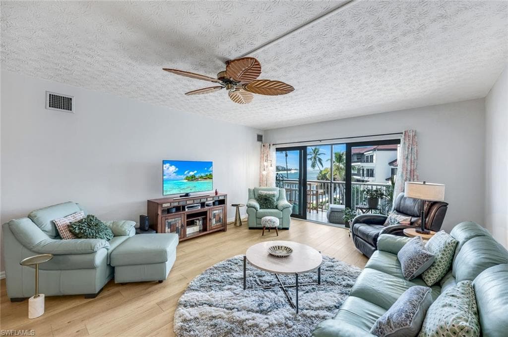 60 Pelican St W 407, Naples, FL 34113-6