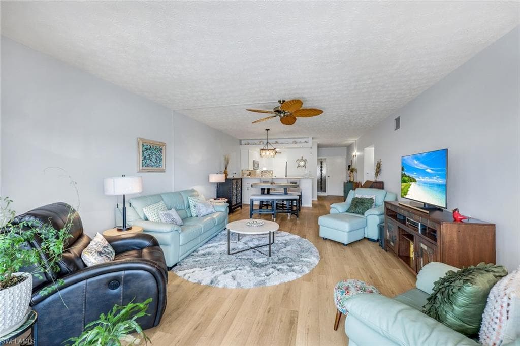 60 Pelican St W 407, Naples, FL 34113-7