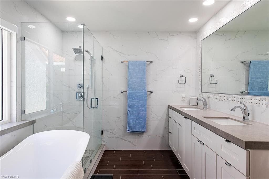 748 Reef Point Cir, Naples, FL 34108-16