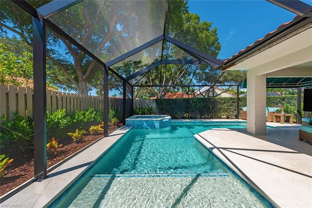 748 Reef Point Cir, Naples, FL 34108-2