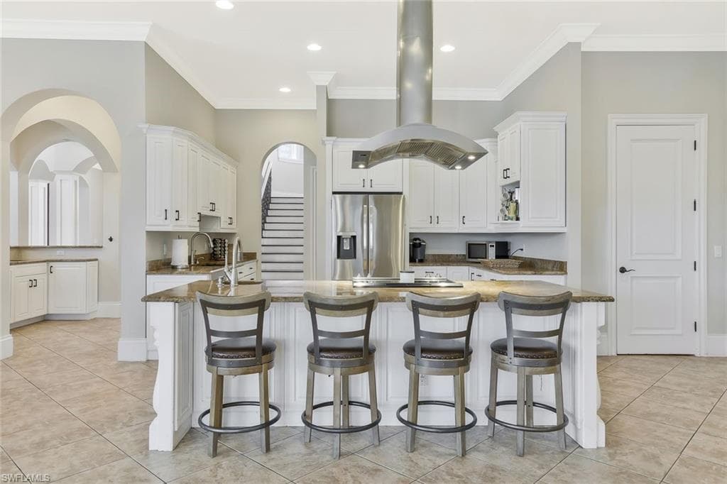 541 Taylor Ct, Marco Island, FL 34145-10