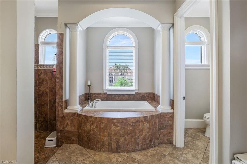 541 Taylor Ct, Marco Island, FL 34145-15