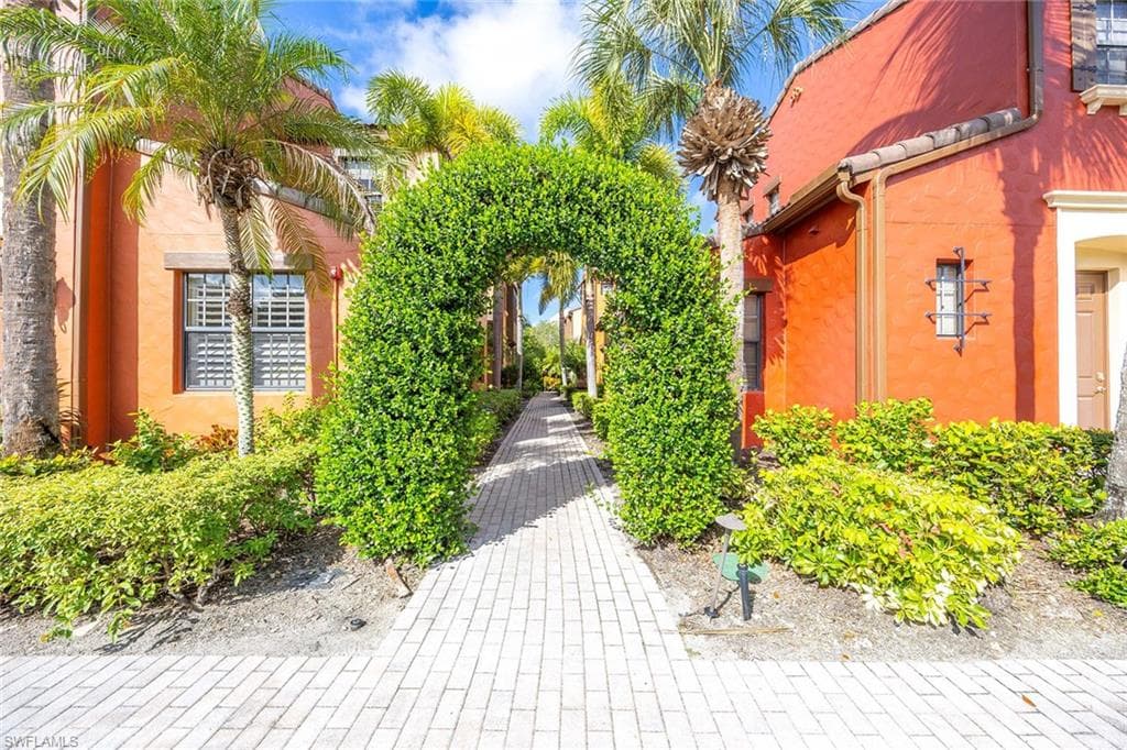 8953 Malibu St 402, Naples, FL 34113-2