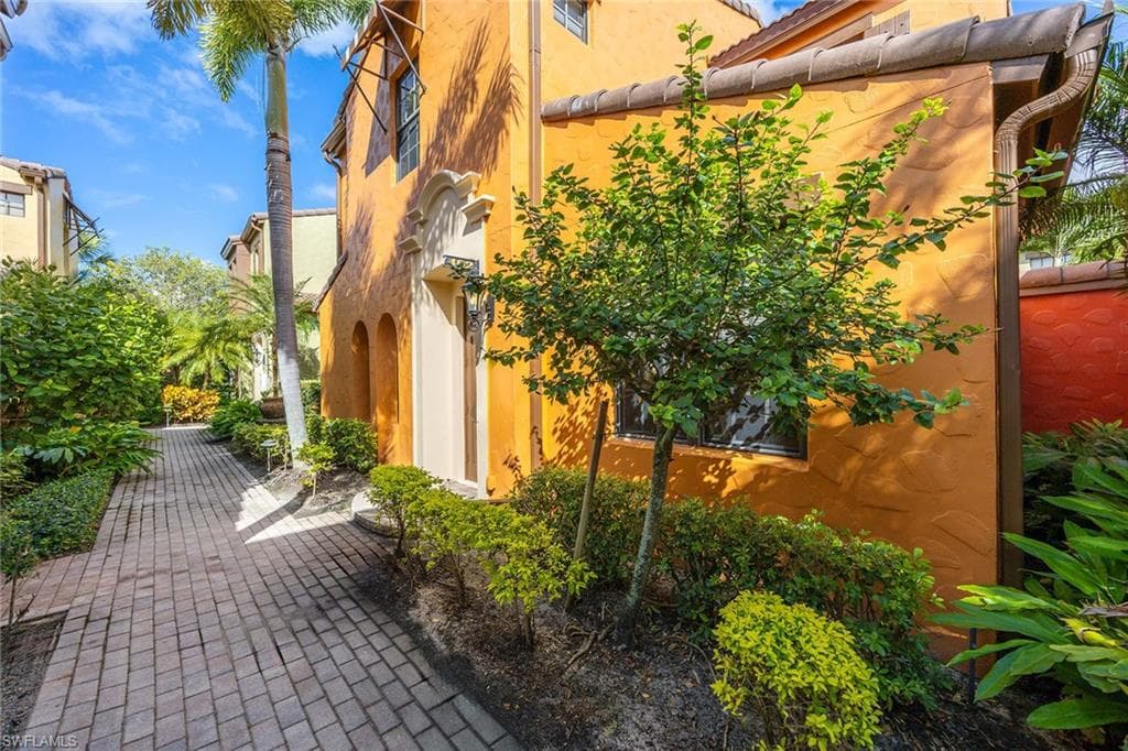 8953 Malibu St 402, Naples, FL 34113-4