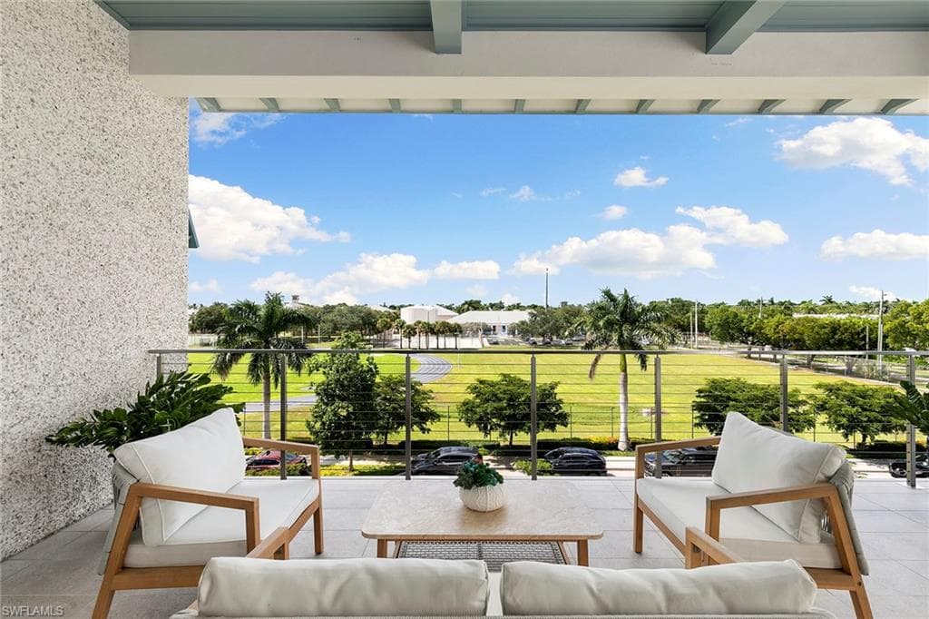 201 8th St 301, Naples, FL 34102-12