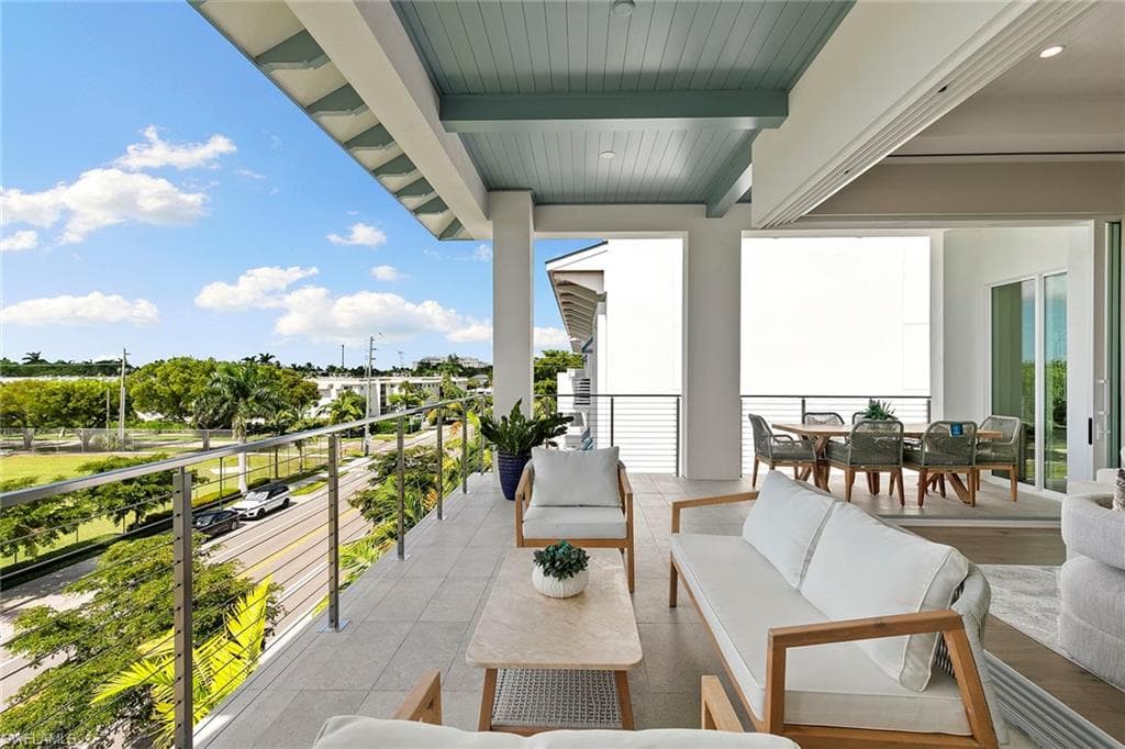 201 8th St 301, Naples, FL 34102-13